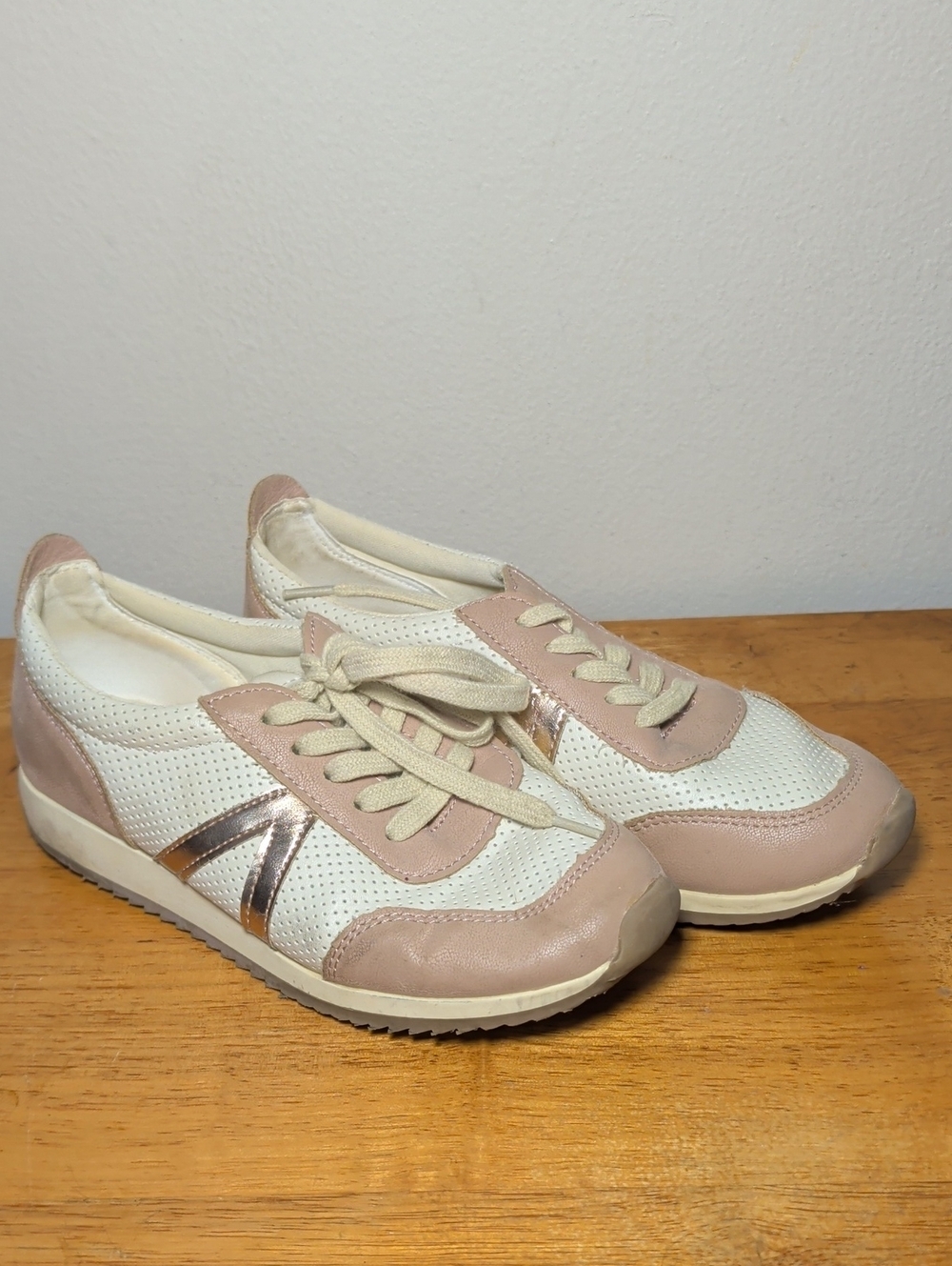 Mia Girls Lena Perforated Sneakers Cream Blush Gold Sporty Casual Girls Size 4